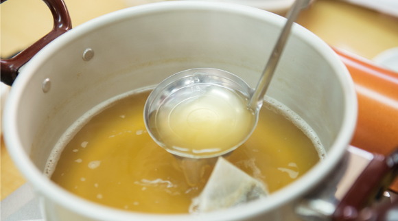 透き通るあご出汁は、上品でやさしい甘みとうま味を感じることができる。